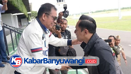 https://kabarbanyuwangi.co.id/asset/foto_berita/Michael_dan_AHY_berjabat_tangan.jpg
