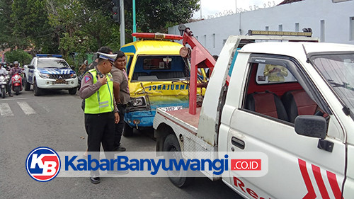 Ambulans Bawa Pasien Tabrakan dengan Pikap di Simpang Empat Mojopanggung