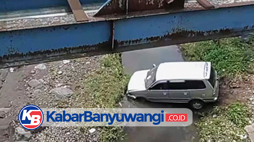 Jelang Malam Pergantian Tahun, Mobil Kijang Nyemplung di Jembatan Sungai Setail