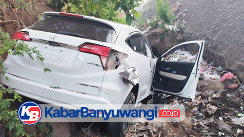 Alami Pecah Ban, Mobil Mewah Tanpa Pelat Nomor Masuk Parit di Rogojampi