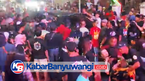 https://kabarbanyuwangi.co.id/asset/foto_berita/Mobil_tabrak_pserta_karnaval.jpg