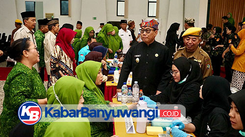 https://kabarbanyuwangi.co.id/asset/foto_berita/Mujiono_bersama_veteran_lansia.jpg