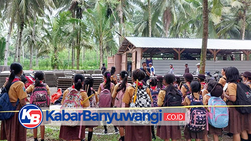 Kenalkan Dunia Wirausaha, Pelajar SDN 9 Sumberagung Diajak ke Pabrik Paving Blok Binaan PT BSI