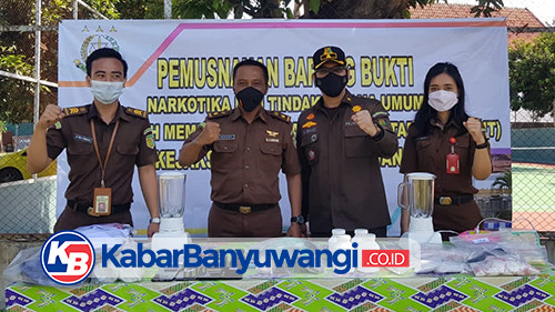 Kejari Banyuwangi Musnahkan Barang Bukti Hasil Sitaan 33 Perkara