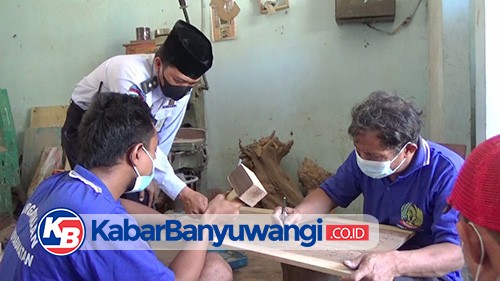 Ngabuburit, Napi Lapas Banyuwangi Ukir Kaligrafi Huruf Arab