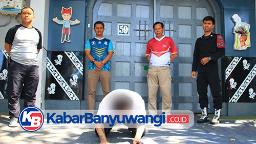 https://kabarbanyuwangi.co.id/asset/foto_berita/Napi_sujud_syukur.jpg
