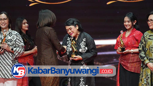 https://kabarbanyuwangi.co.id/asset/foto_berita/Nasabah_PNM_Mekarr_saat_menerima_penghargaan.jpg