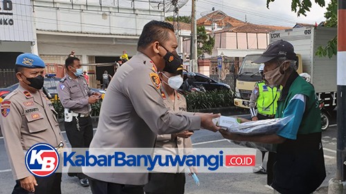 Dikira Razia Prokes, Ternyata Polisi Bagikan Nasi Kotak ke Loper Koran dan Warga