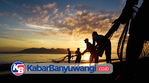 https://kabarbanyuwangi.co.id/asset/foto_berita/Nelayan_tarik_jaring.jpg