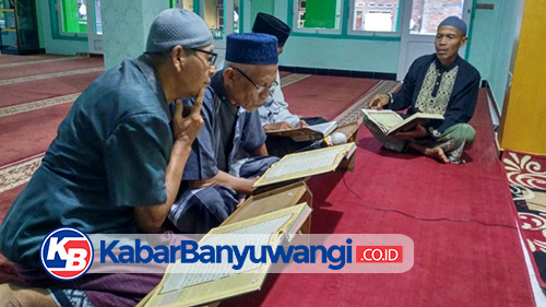 Ngabuburit Baca Al-Quran, Gaya Manula di Perumahan GGM Klatak - Kalipuro