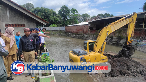 Kurangi Resiko Banjir, DPU Pengairan Banyuwangi Keruk Sedimen DAS Kalilo