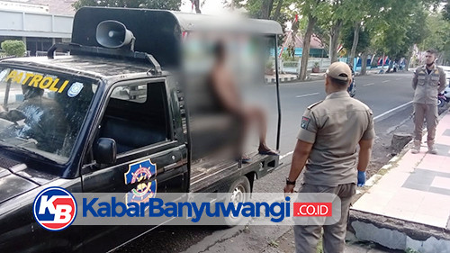 Pria Tanpa Busana Berkeliaran di Pusat Kota Banyuwangi Diciduk Satpol PP