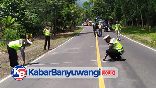 Motor Matic dan Pick Up Adu Banteng di Jalan Menikung, Satu Orang Tewas