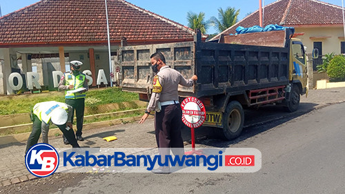 Oleng di Jalan Menikung, Pemotor Tewas Tabrak Dump Truk