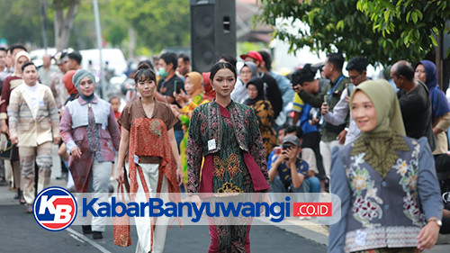 Mengawali Batik Festival, Banyuwangi Gelar Fashion On Pedestrian di Terminal Pariwisata Terpadu