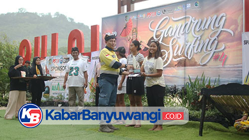 https://kabarbanyuwangi.co.id/asset/foto_berita/PT_BSI_menyerahkan_penghargaan.jpg