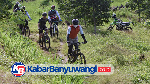 Pangdam V Brawijaya dan Dandim 0825 Gowes Bareng Melintasi Pedesaan