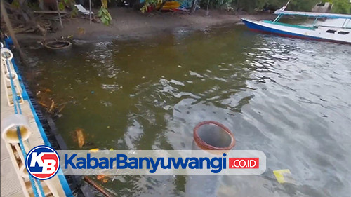 Cairan Diduga Tumpahan Limbah Oli Cemari Pantai Bangsring, Aktivitas Wisata Terganggu