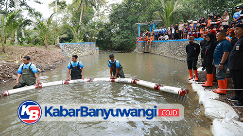 https://kabarbanyuwangi.co.id/asset/foto_berita/Pasang_Trash_Barier_di_Sungai.jpg