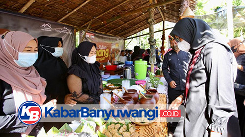 Pasar Kreasi Rakyat Kembali Menggeliat, Bupati Ipuk Borong Jenang di Desa Pendarungan