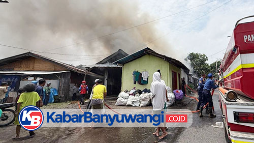 Lima Lapak Pasar Loak Beserta Dua Motor di Kampung Ujung Banyuwangi Dilalap Api