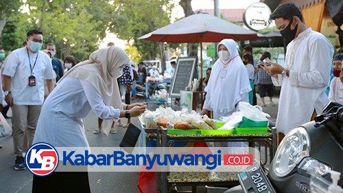 Bupati-Wabup Banyuwangi Izinkan Pasar Takjil: Geliatkan Ekonomi UMKM