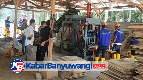 PT BSI Bantu Pengembangan Rumah Produksi Paving Blok Warga Pancer