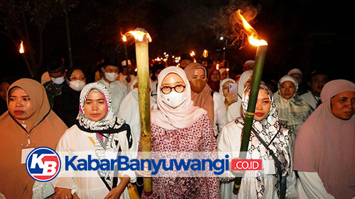 Sambut Tahun Baru Hijriah, Bupati Ipuk Jalan Keliling Pawai Obor Bareng Warga