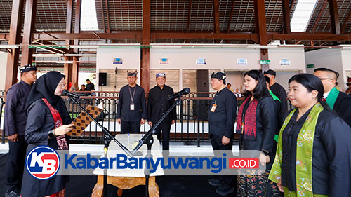 Bupati Ipuk Fiestiandani Lantik Dua Kepala OPD dan Camat di Pasar Banyuwangi
