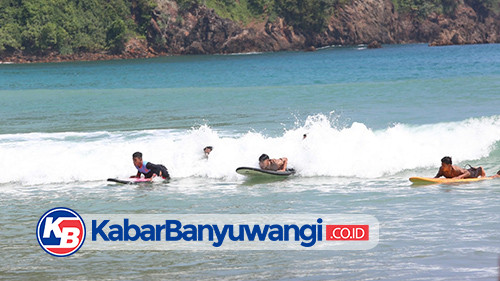 Semarakkan World Surf League, Banyuwangi Gelar Pelatihan Selancar Anak Muda