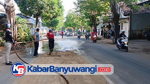 Tumpahan Tanah di Jalan Raya MT Haryono Banyuwangi Ganggu Aktivitas Warga dan Pengendara