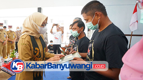 Ratusan Nelayan dan Pembudidaya Ikan Banyuwangi Terima Sertifikat Tanah Gratis