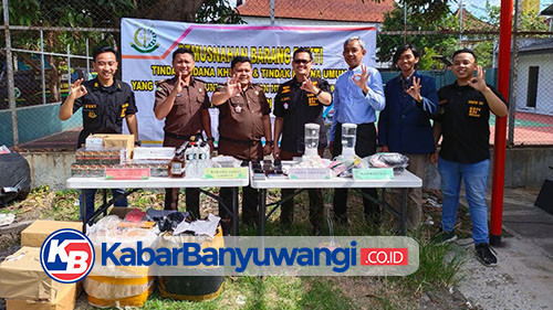Kejari Banyuwangi Musnahkan Ribuan Bungkus Rokok dan Miras Ilegal