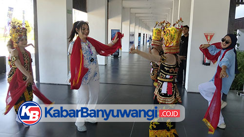 https://kabarbanyuwangi.co.id/asset/foto_berita/Penari_gandrung_di_Bandara.jpg