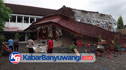 Pendopo Kantor Camat Cluring Mendadak Ambruk, Polisi Lakukan Penyelidikan