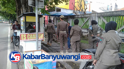 Pedagang Kaki Lima di Jalan Basuki Rahmat Banyuwangi Ditertibkan Satpol PP