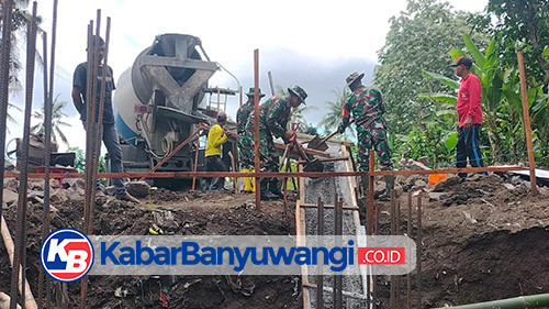 https://kabarbanyuwangi.co.id/asset/foto_berita/Pengecoran_jembatan_TMMD.jpg