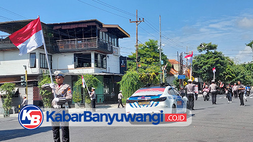 https://kabarbanyuwangi.co.id/asset/foto_berita/Pengendara_ikut_upacara.jpg