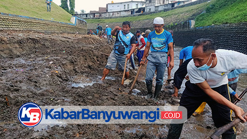Kadis PU Pengairan Banyuwangi Terjun Langsung Keruk Sedimen di Dam Karangdoro