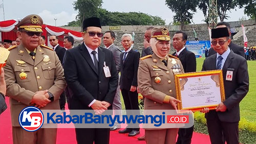 Bupati Banyuwangi Ipuk Fiestiandani Raih Penghargaan Pembina K3 Terbaik dari Gubernur Jatim