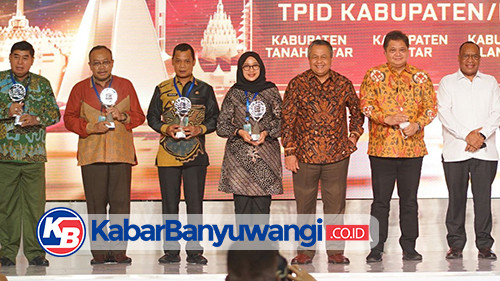 Menko Airlangga Serahkan Penghargaan TPID Terbaik Jawa-Bali ke Bupati Ipuk