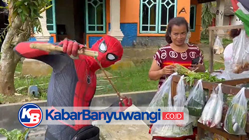 Hanya di Banyuwangi Pedagang Sayur Keliling Berjualan Pakai Kostum Spiderman