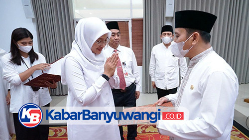Serahkan SK Kepala SD dan SMP, Bupati Ipuk ingatkan Masalah Anak Putus Sekolah dan Bullying