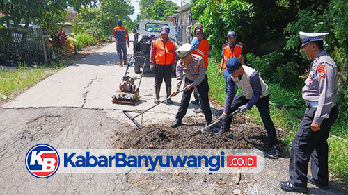 Satlantas Polresta Banyuwangi Perbaiki Jalan Rusak, Wujudkan Keselamatan dan Kurangi Resiko Kecelakaan