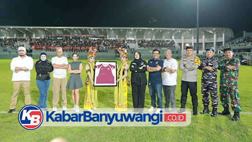 Disaksikan Ribuan Suporter Skuad Persewangi Resmi Diperkenalkan, Bupati Ipuk: Semoga Promosi dan Juara Liga