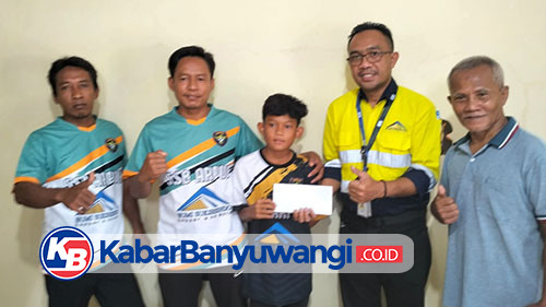 Perusahaan Tambang Emas di Banyuwangi Beri Bantuan Pesepak Bola Cilik Berprestasi