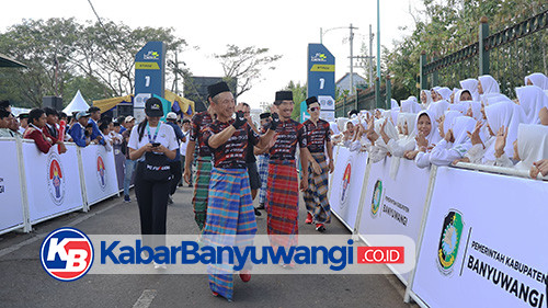 Serunya Para Pembalap Dunia Pakai Sarung dan Kopiah di Tour de Banyuwangi Ijen 