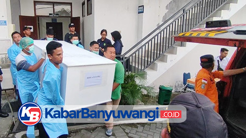 https://kabarbanyuwangi.co.id/asset/foto_berita/Peti_jenazah_di_evakuasi_menuju_mobil_ambulance.jpg