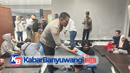 https://kabarbanyuwangi.co.id/asset/foto_berita/Petugas_bagikan_selimut.jpg