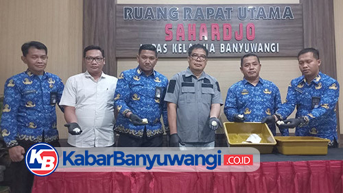 https://kabarbanyuwangi.co.id/asset/foto_berita/Petugas_tunjukan_lontong_sabu.jpg